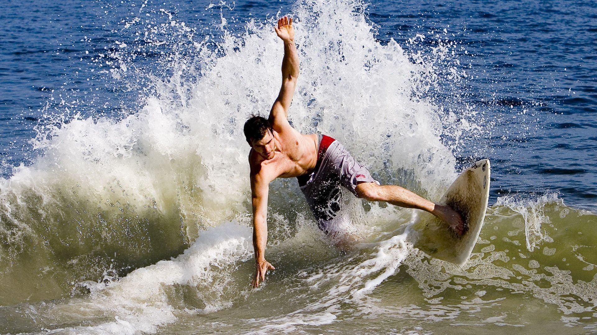 开云体育中国官网-F1赛场惊天逆转,索伯技术革命碾压迈凯伦,佩雷兹演绎王者统治